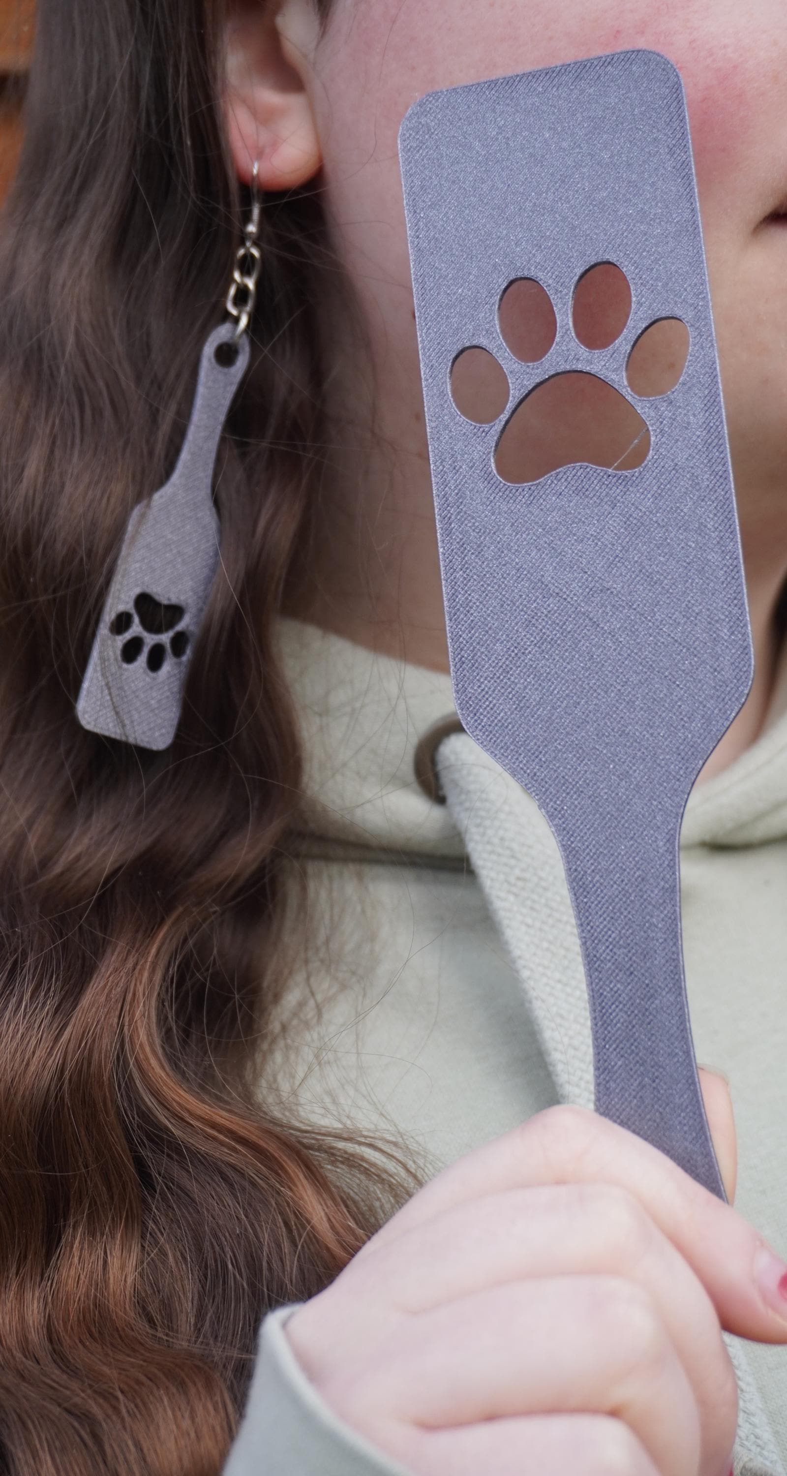 May include: A person wearing a light green hoodie holds a grey plastic spatula with a paw print cutout. The spatula is approximately 30 cm long. (etsy image id: 8005289233)